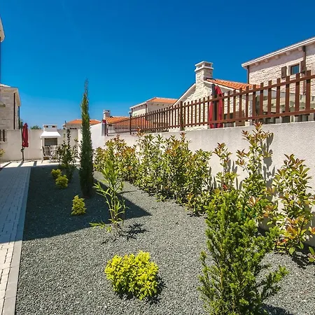 Vila Zeus Vila *